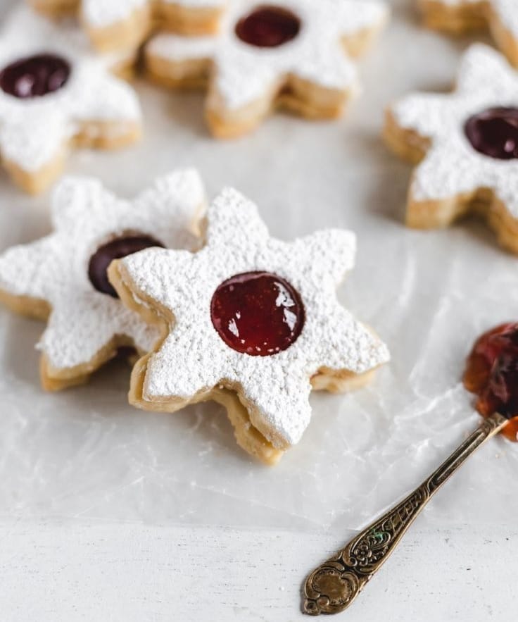 Hviezdičky z lineckého cesta zlepené marmeládou a posypané práškovým cukrom