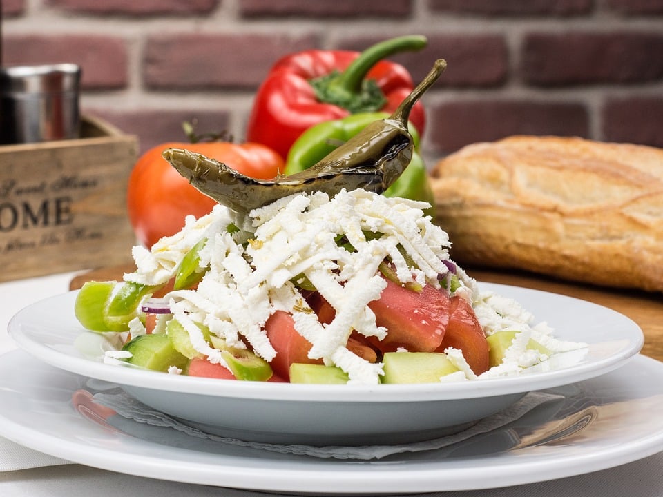 Vynikajúce recepty na populárny balkánsky šalát plný chutnej zeleniny. Inšpirujte sa!